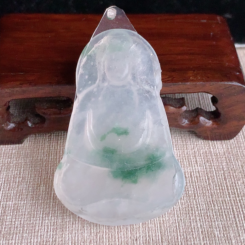 天然A货翡翠飘花观音镶嵌件 
尺寸56.4-36.6-5mm 重量21.96g 0331