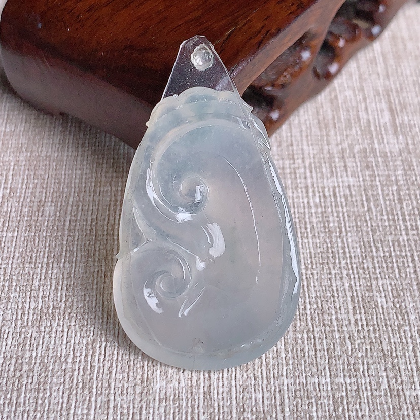 天然A货翡翠白冰白月光如意镶嵌件 
尺寸37.7-25-6.5mm 重量10.85g 0331