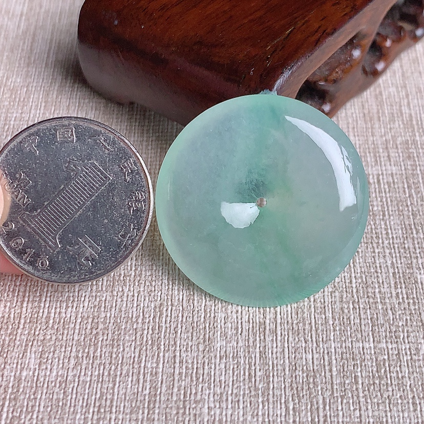 天然A货翡翠晴绿平安扣吊坠 
尺寸32.2-5.5mm 重量12.52g 0331