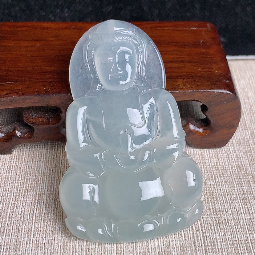 天然A货翡翠晴水大件正装观音吊坠 
尺寸64.6-40.4-5.8mm 重量27.22g 0331