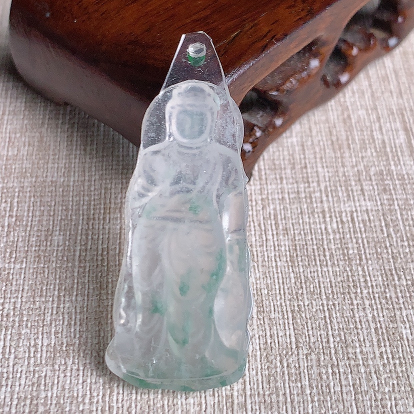 天然A货翡翠飘花观音镶嵌件 
尺寸40.5-18-4.2mm 重量6.45g 0331