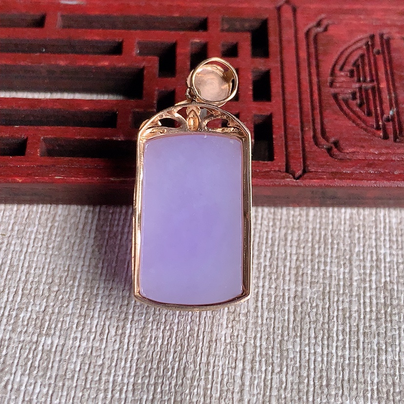 天然A货翡翠18K金伴钻镶嵌紫罗兰无事牌吊坠 
尺寸32-13.8-8裸石21-12.3mm 重量4