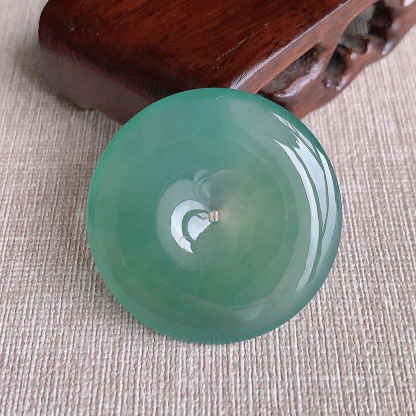 天然A货翡翠晴底大件平安扣吊坠 
尺寸37.5-5.8mm 重量17.72g 0331