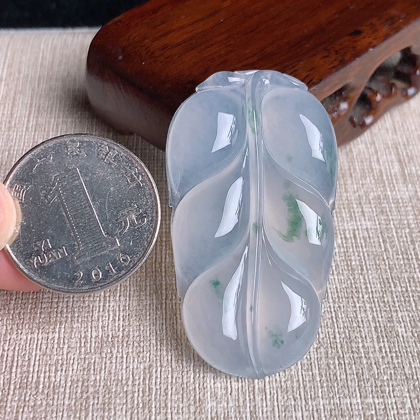天然A货翡翠飘花大件叶子金枝玉叶吊坠 
尺寸49.2-27.7-5.8mm 重量16.33g 0331