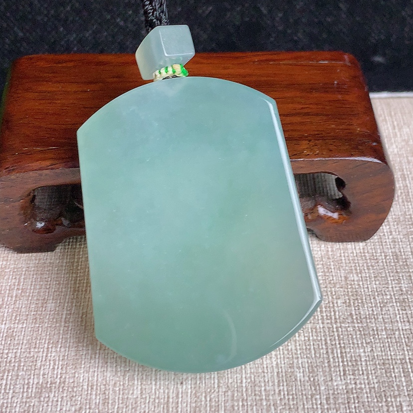 天然A货翡翠晴水无事牌吊坠 
尺寸56.6-42.6-7mm 重量54.46g 0331