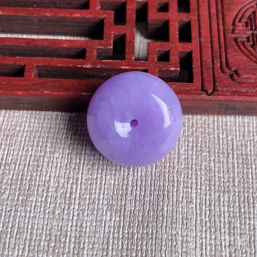 天然A货翡翠紫罗兰甜甜圈平安扣吊坠 
尺寸17.2-10.7mm 重量6.92g 0331