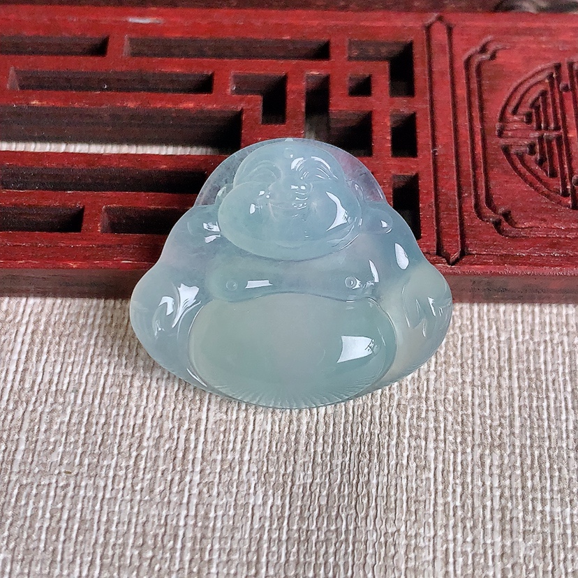 天然A货翡翠晴水一刀切佛公吊坠 
尺寸25.5-29.8-6.3mm 重量8.13g 0331