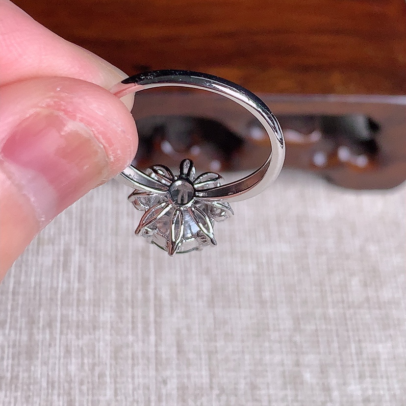 天然A货翡翠18K金伴钻镶嵌满绿蛋面戒指 圈口18裸石
尺寸8.8-7.6mm 重量3.40g 0331