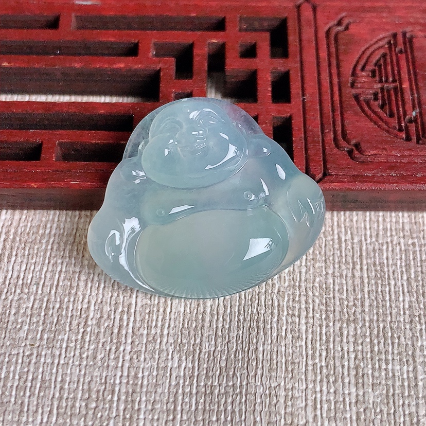 天然A货翡翠晴水一刀切佛公吊坠 
尺寸25.5-29.8-6.3mm 重量8.13g 0331