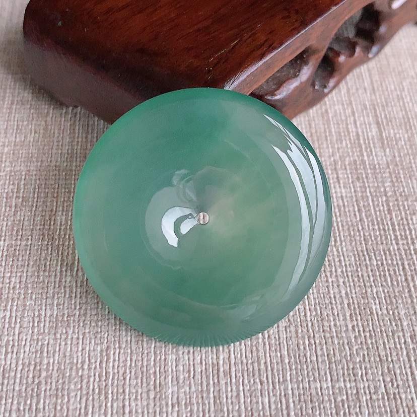 天然A货翡翠晴底大件平安扣吊坠 
尺寸37.5-5.8mm 重量17.72g 0331