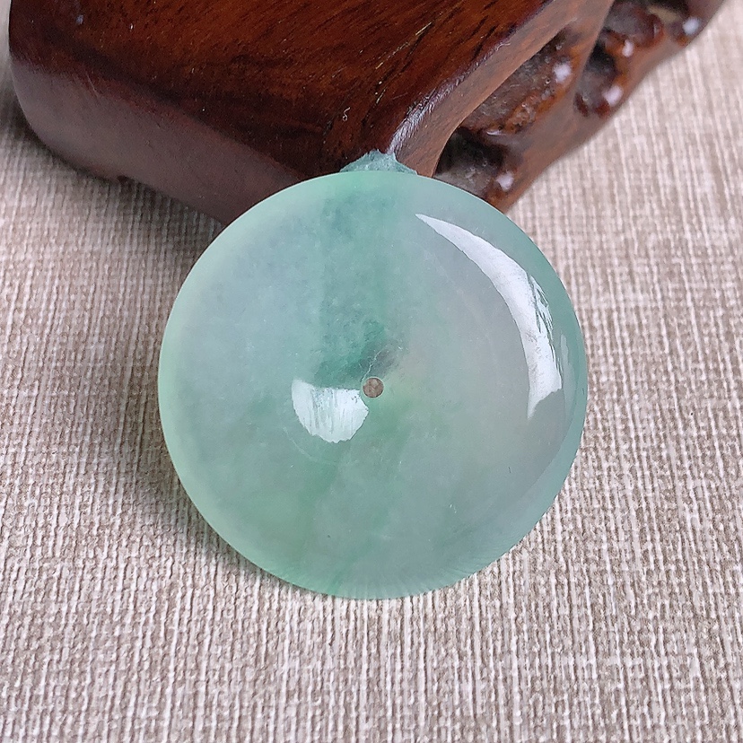 天然A货翡翠晴绿平安扣吊坠 
尺寸32.2-5.5mm 重量12.52g 0331