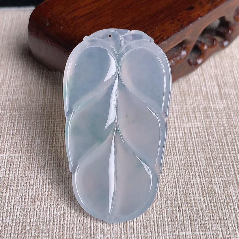 天然A货翡翠飘花大件叶子金枝玉叶吊坠 
尺寸49.2-27.7-5.8mm 重量16.33g 033