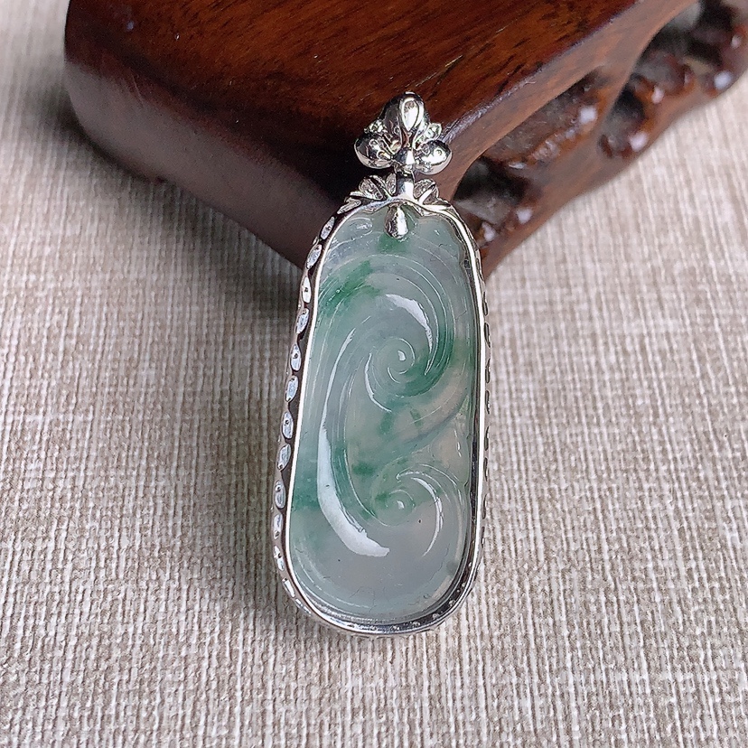 天然A货翡翠18K金伴钻镶嵌飘花如意吊坠 
尺寸41.7-16.2-8.2裸石32.2-14.8mm