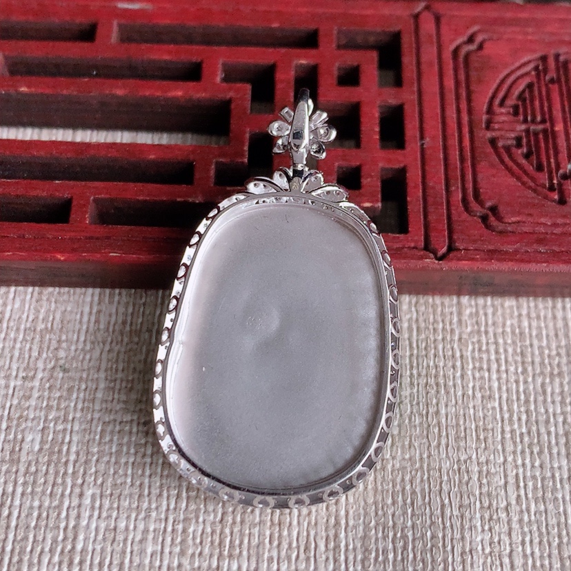 天然A货翡翠18K金伴钻镶嵌满绿如意吊坠 
尺寸37.6-21.4-6.5裸石26.5-19mm 重