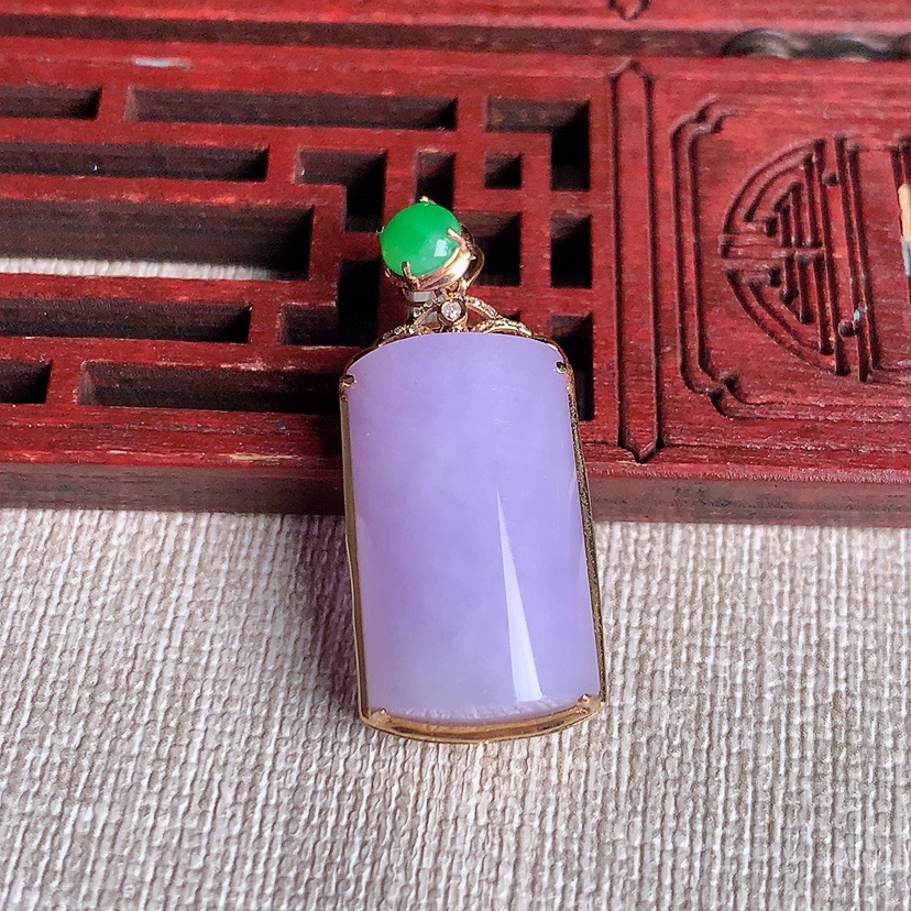 天然A货翡翠18K金伴钻镶嵌紫罗兰无事牌吊坠 
尺寸32-13.8-8裸石21-12.3mm 重量4.50g 0331
