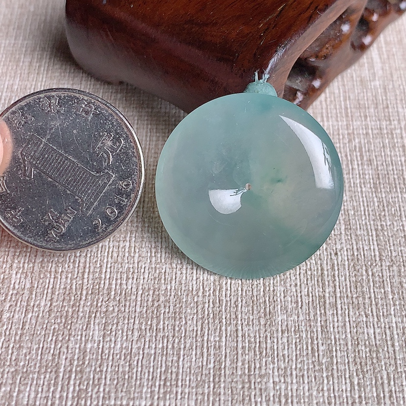 天然A货翡翠晴水平安扣吊坠 
尺寸28.5-5.6mm 重量9.28g 0331