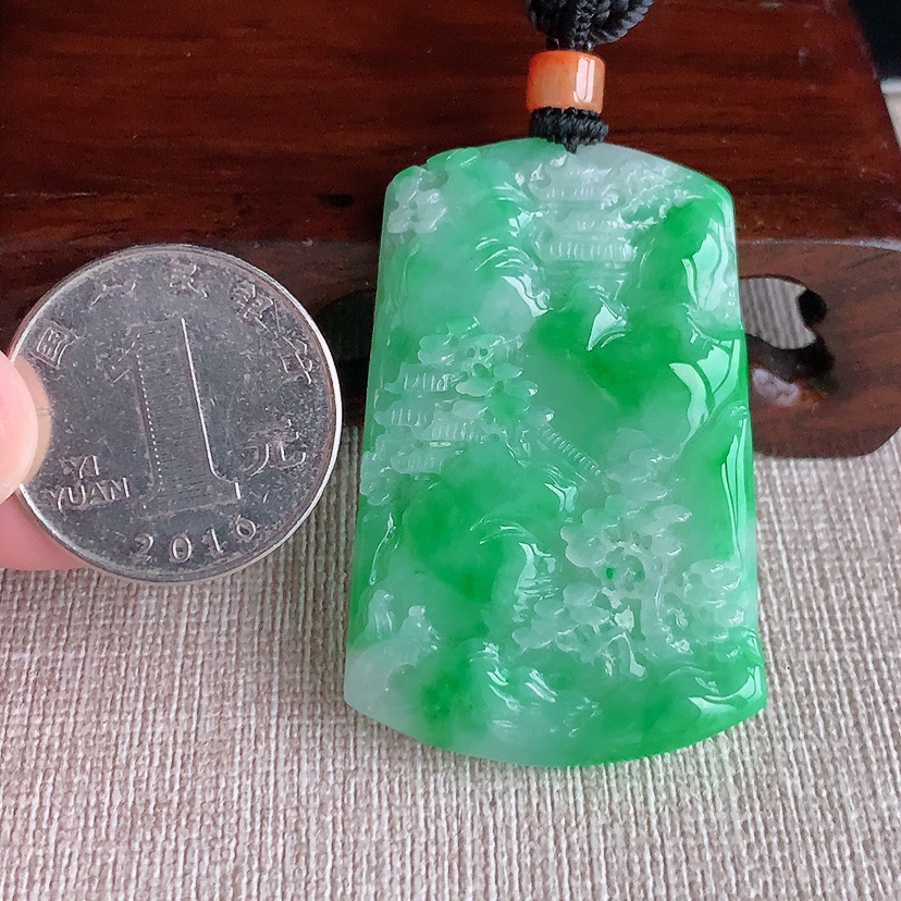 天然A货翡翠飘阳绿意境山水牌吊坠  
尺寸47.5-31-6mm 重量24.84g 0331