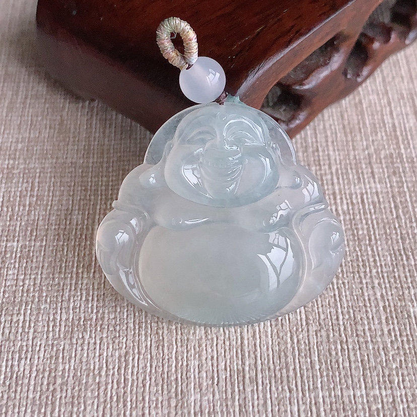 天然A货翡翠一刀切佛公吊坠 
尺寸31.6-34.5-5.6mm 重量10.63g 0331