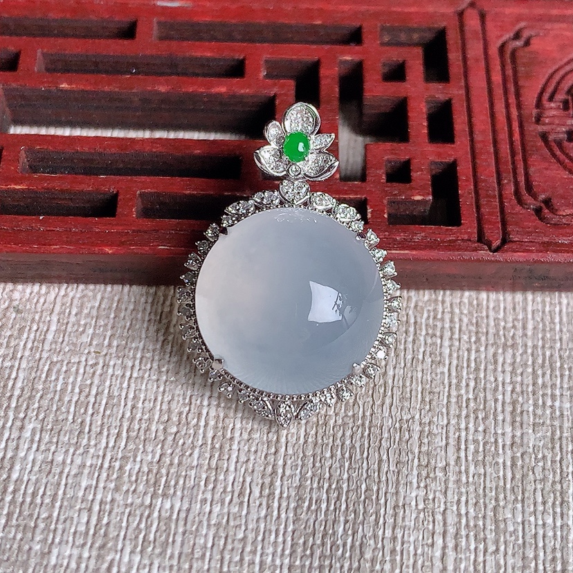 天然A货翡翠18K金伴钻镶嵌白冰白月光蛋面吊坠 
尺寸29-20-11裸石16mm 重量5.80g 0331