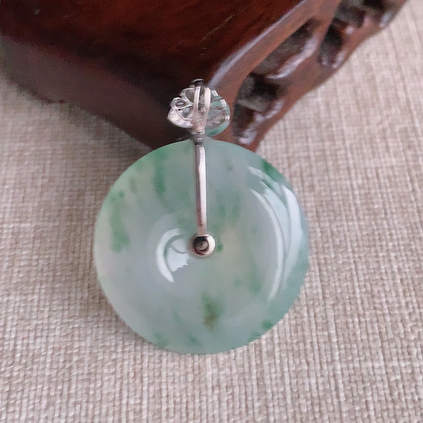 天然A货翡翠18K金伴钻镶嵌飘花平安扣吊坠 
尺寸36.4-28.3-5.5mm 重量9.65g 0331