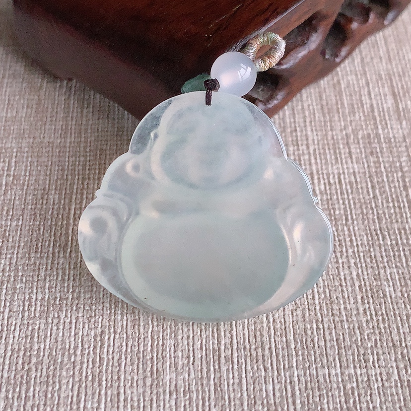 天然A货翡翠一刀切佛公吊坠 
尺寸31.6-34.5-5.6mm 重量10.63g 0331