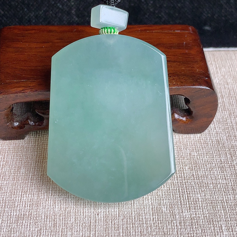 天然A货翡翠晴水无事牌吊坠 
尺寸56.6-42.6-7mm 重量54.46g 0331