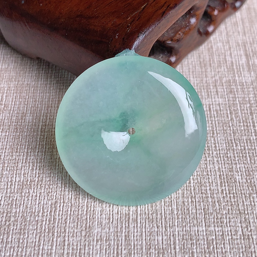 天然A货翡翠晴绿平安扣吊坠 
尺寸32.2-5.5mm 重量12.52g 0331