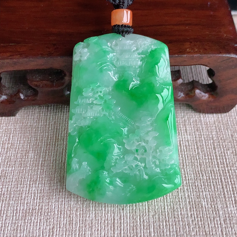 天然A货翡翠飘阳绿意境山水牌吊坠  
尺寸47.5-31-6mm 重量24.84g 0331