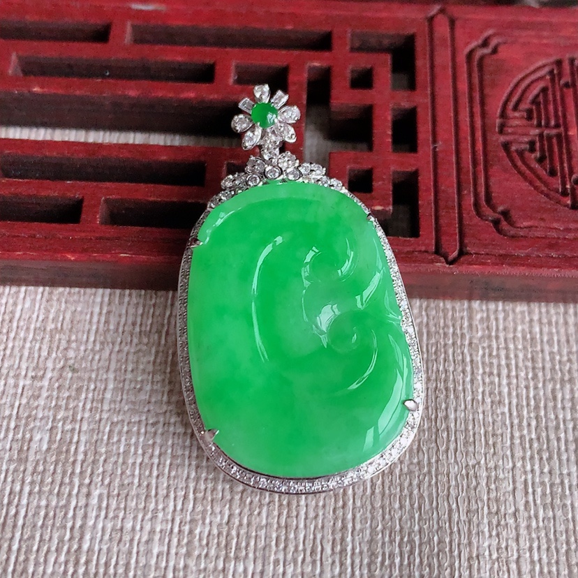 天然A货翡翠18K金伴钻镶嵌满绿如意吊坠 
尺寸37.6-21.4-6.5裸石26.5-19mm 重量5.23g 0331