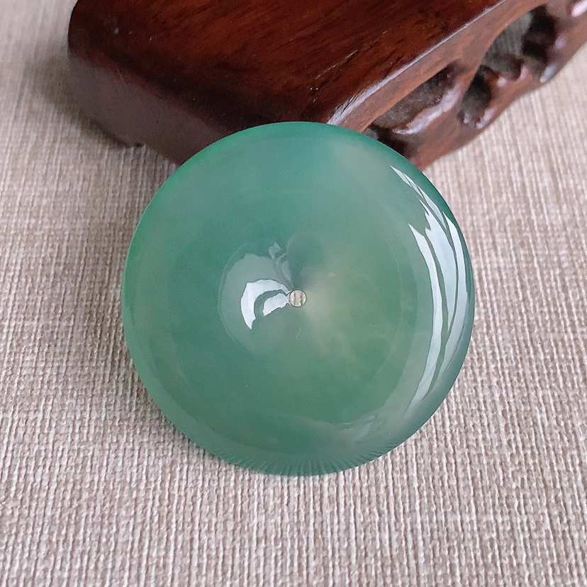 天然A货翡翠晴底大件平安扣吊坠 
尺寸37.5-5.8mm 重量17.72g 0331