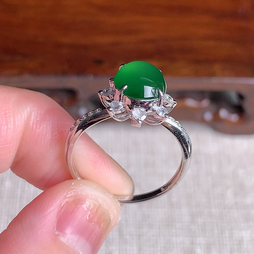 天然A货翡翠18K金伴钻镶嵌满绿蛋面戒指 圈口18裸石
尺寸8.8-7.6mm 重量3.40g 03