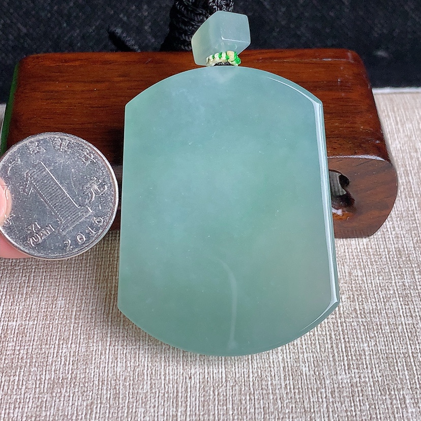 天然A货翡翠晴水无事牌吊坠 
尺寸56.6-42.6-7mm 重量54.46g 0331