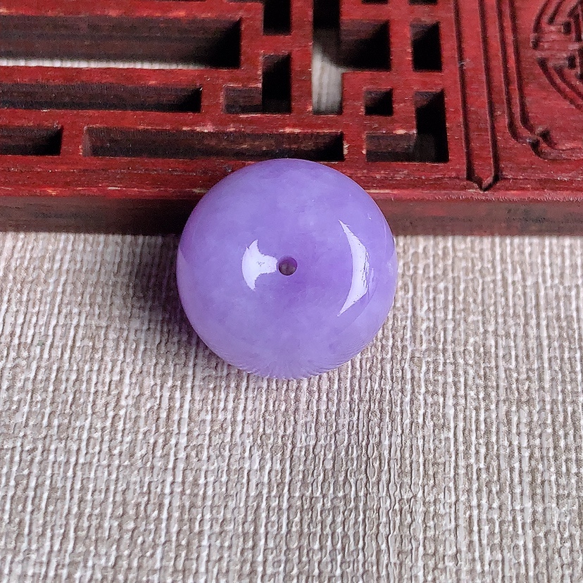 天然A货翡翠紫罗兰甜甜圈平安扣吊坠 
尺寸17.2-10.7mm 重量6.92g 0331