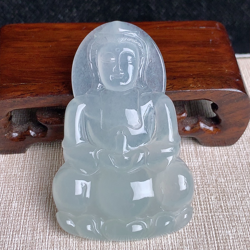 天然A货翡翠晴水大件正装观音吊坠 
尺寸64.6-40.4-5.8mm 重量27.22g 0331