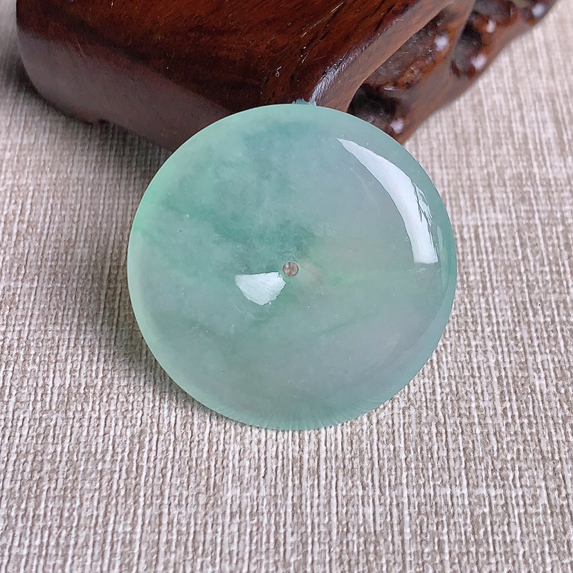 天然A货翡翠晴绿平安扣吊坠 
尺寸32.2-5.5mm 重量12.52g 0331