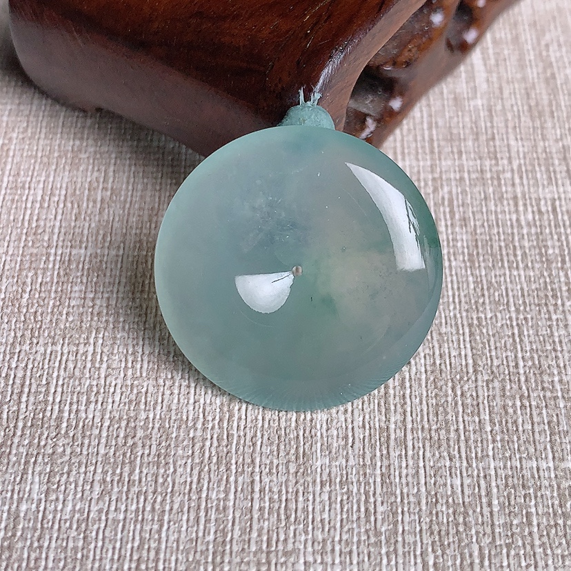 天然A货翡翠晴水平安扣吊坠 
尺寸28.5-5.6mm 重量9.28g 0331