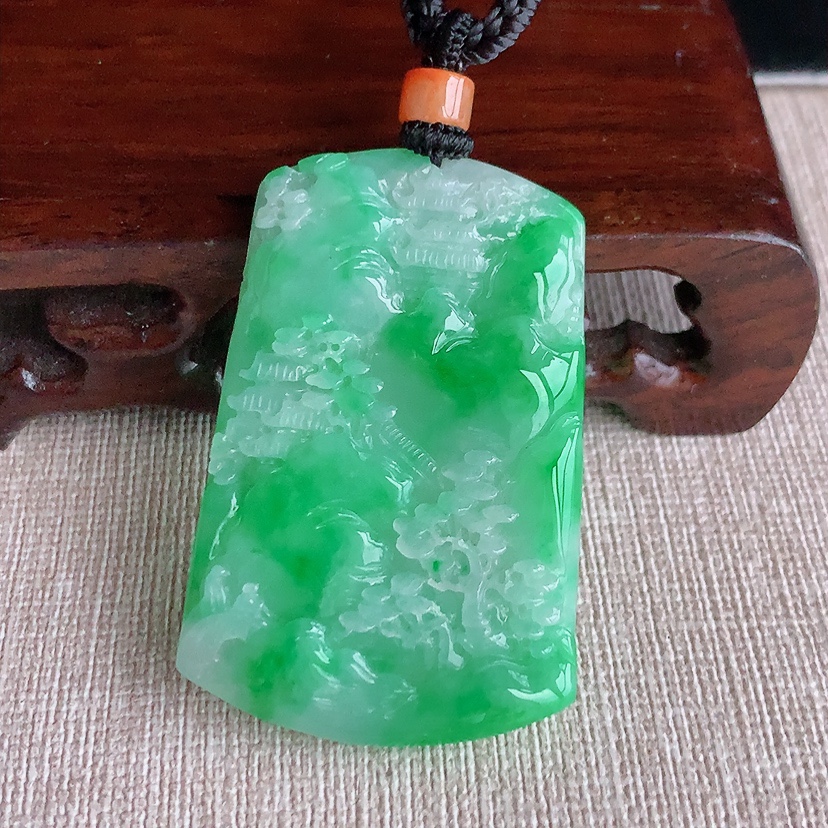 天然A货翡翠飘阳绿意境山水牌吊坠  
尺寸47.5-31-6mm 重量24.84g 0331
