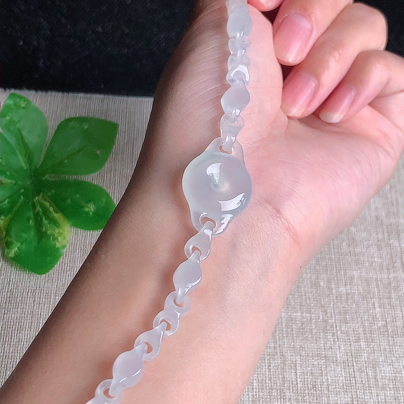 天然A货翡翠平安扣环环相扣手链 
尺寸17.4-5.5mm 重量12.68g 0331