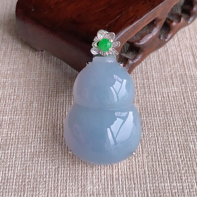 天然A货翡翠18K金伴钻镶嵌紫罗兰葫芦吊坠 
尺寸39-31-22.2-11.2mm 重量11.42g 0331