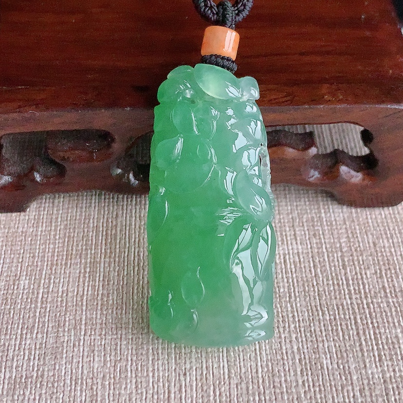 天然A货翡翠满绿竹节节节高升吊坠 
尺寸45-20.3-9mm 重量20.24g 0331