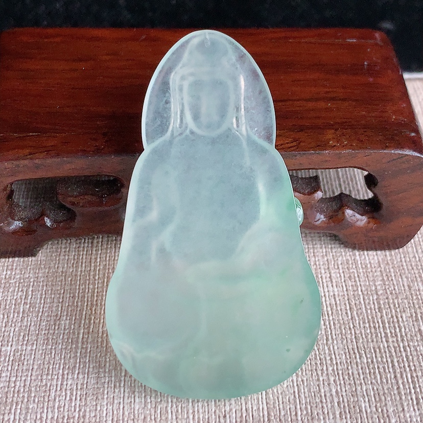 天然A货翡翠晴水一刀切观音吊坠 
尺寸60-34.5-5.2mm 重量19.60g 0331