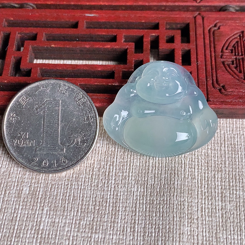 天然A货翡翠晴水一刀切佛公吊坠 
尺寸25.5-29.8-6.3mm 重量8.13g 0331