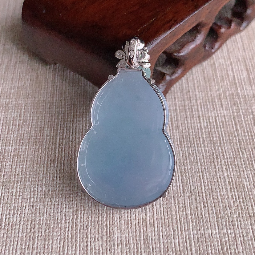 天然A货翡翠18K金伴钻镶嵌紫罗兰葫芦吊坠 
尺寸39-31-22.2-11.2mm 重量11.42g 0331