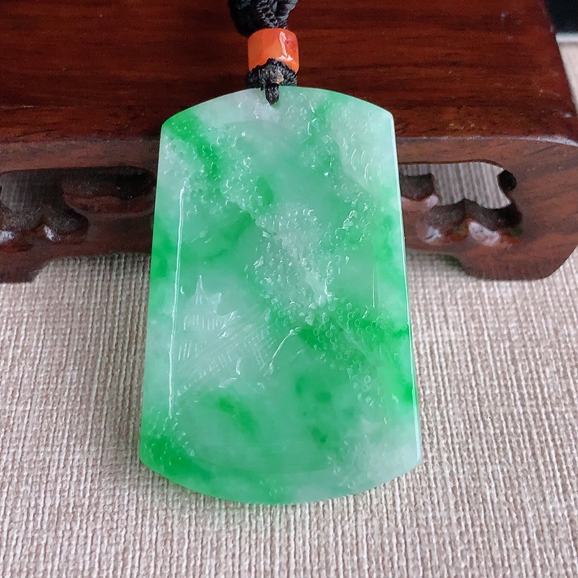 天然A货翡翠飘阳绿意境山水牌吊坠  
尺寸47.5-31-6mm 重量24.84g 0331