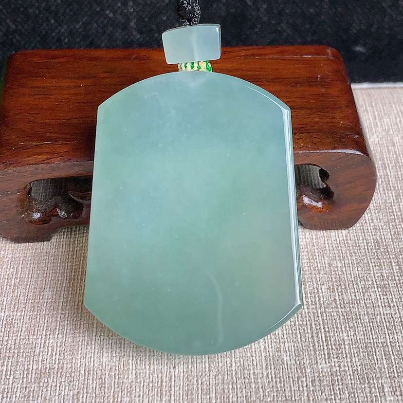 天然A货翡翠晴水无事牌吊坠 
尺寸56.6-42.6-7mm 重量54.46g 0331