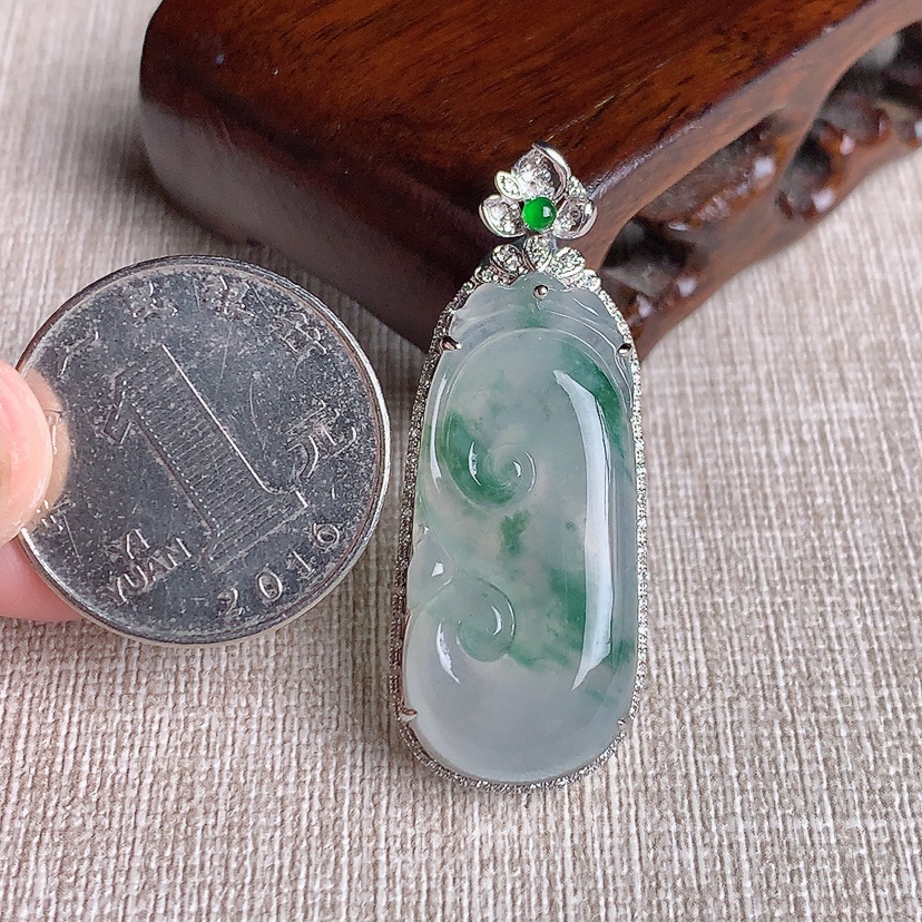 天然A货翡翠18K金伴钻镶嵌飘花如意吊坠 
尺寸41.7-16.2-8.2裸石32.2-14.8mm 重量5.78g 0331