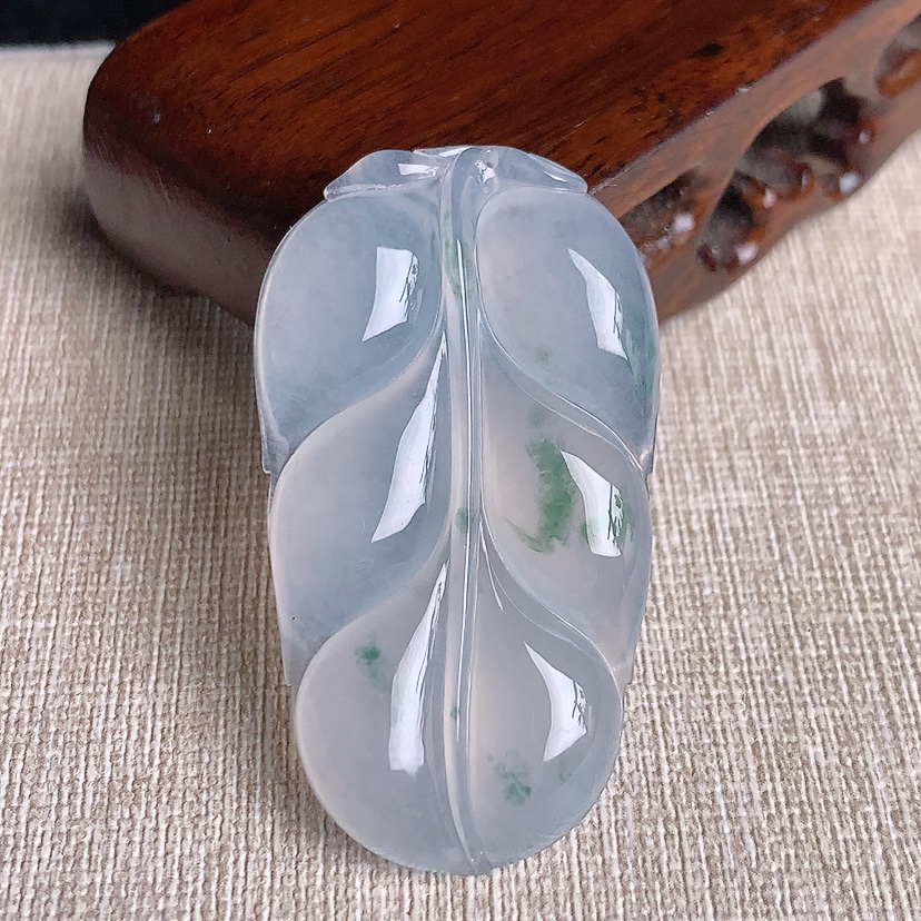 天然A货翡翠飘花大件叶子金枝玉叶吊坠 
尺寸49.2-27.7-5.8mm 重量16.33g 0331
