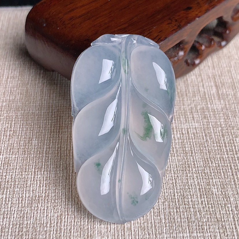 天然A货翡翠飘花大件叶子金枝玉叶吊坠 
尺寸49.2-27.7-5.8mm 重量16.33g 033