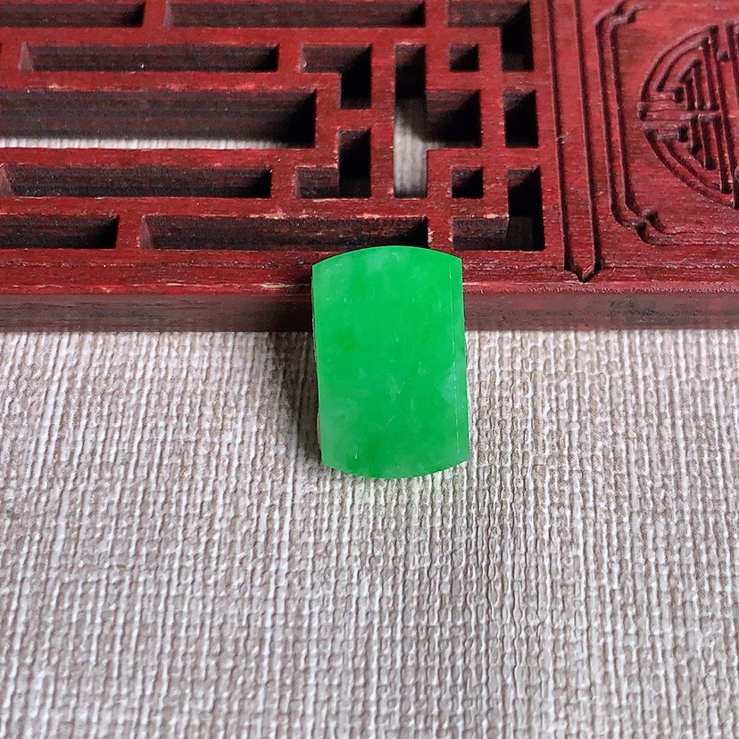 天然A货翡翠满绿马鞍镶嵌件 
尺寸16.6-10.7-2.2mm 重量1.53g 0331