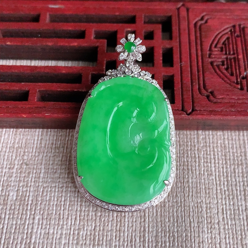 天然A货翡翠18K金伴钻镶嵌满绿如意吊坠 
尺寸37.6-21.4-6.5裸石26.5-19mm 重